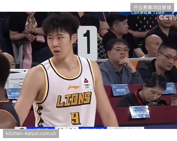 山西队在与广厦的决胜局中失误频频,进攻端完全哑火导致球队遗憾出局 山西队在与广厦的决胜局中失误频频,进攻端完全哑火导致球队遗憾出局